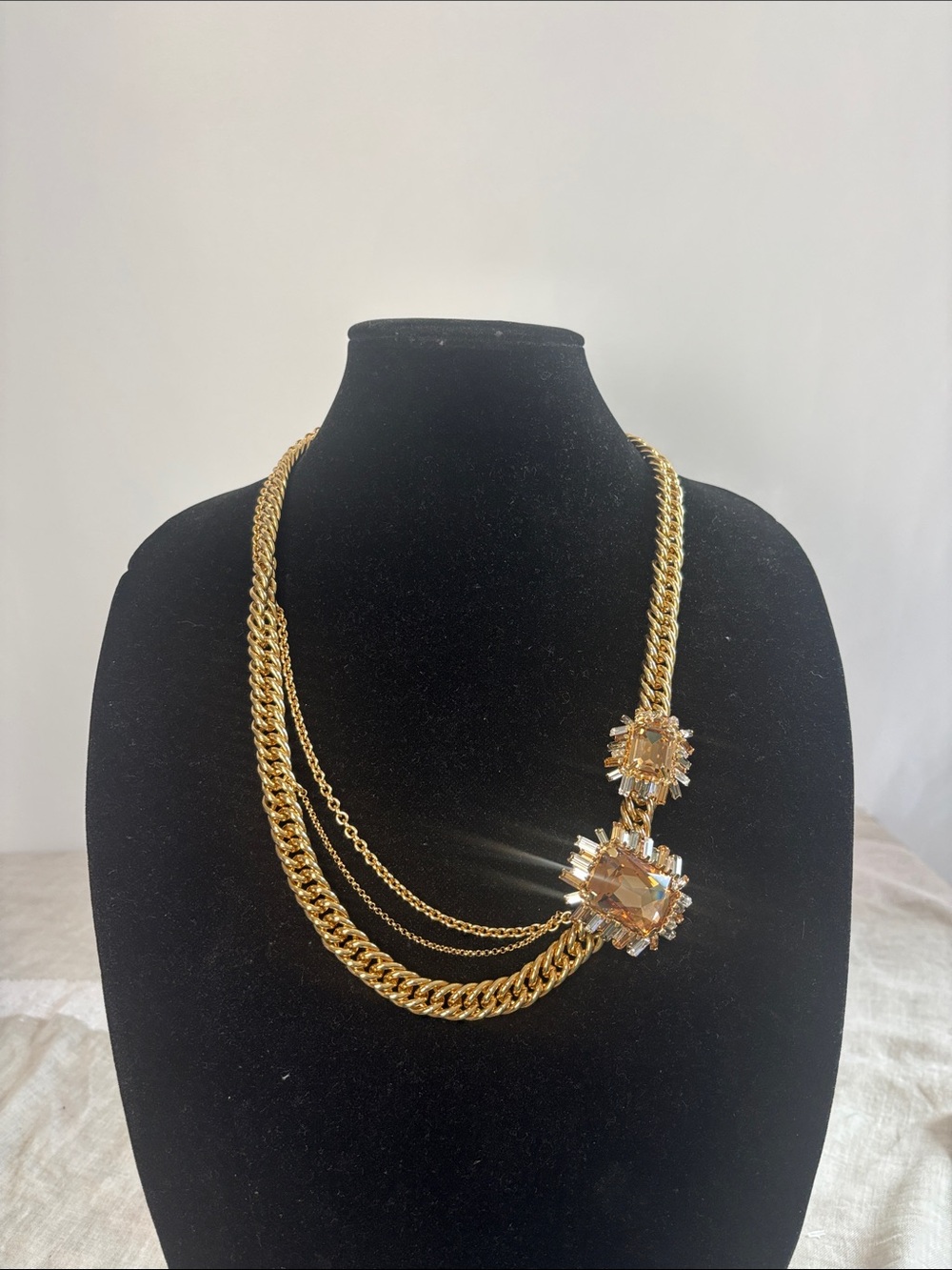 CAROLINA HERRERA GOLD W BIG CRYSTALS NECKLACE